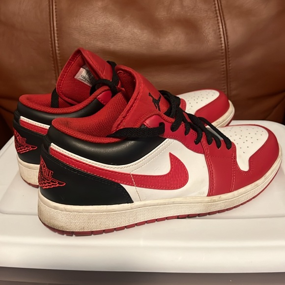 Jordan one low top gym, red black-and-white size 9 1/2 - Picture 2 of 3